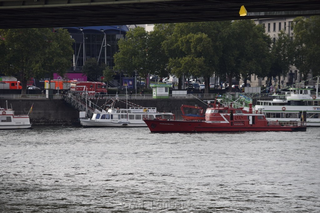 PSpringt kein Suizid Brueckenspringer Koeln Hohenzollernbruecke P028.JPG - Miklos Laubert